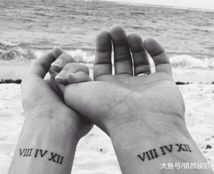 一組國外非常火爆的“情侶紋身”，網友：如果分手了咋辦？