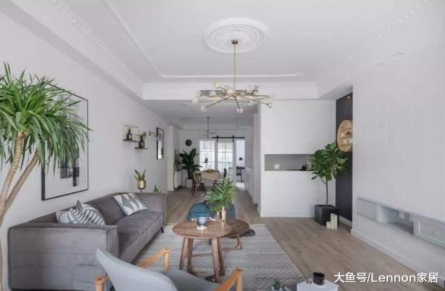 小房子装修，如今都流行在天花板装这种代替吊顶，好看又省钱