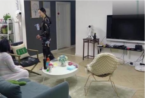 韩雪晒出现实的豪宅，房子起码价值过亿，家里很多科技设计