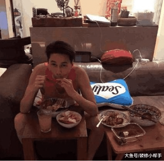 看看陈嘉桦现实的房子，平时在沙发上睡觉，整体设计很有温馨感