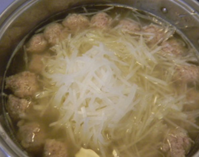 萝卜丝汆丸子，特别好吃，老人小孩都爱吃