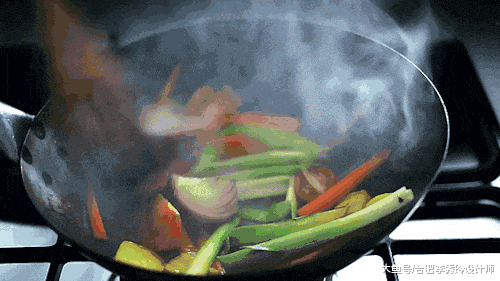 家里做饭油烟跑不掉，头疼！邻居：油烟机少了块板，能吸走油烟才怪