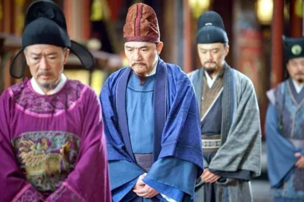 只见一堆人围着老妇人，于是他就派人去问问怎么回事！