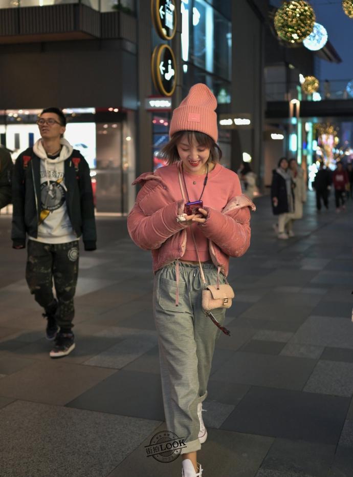 街拍：风衣+连衣裙，开春最时尚优雅的搭配，美得清新脱俗！