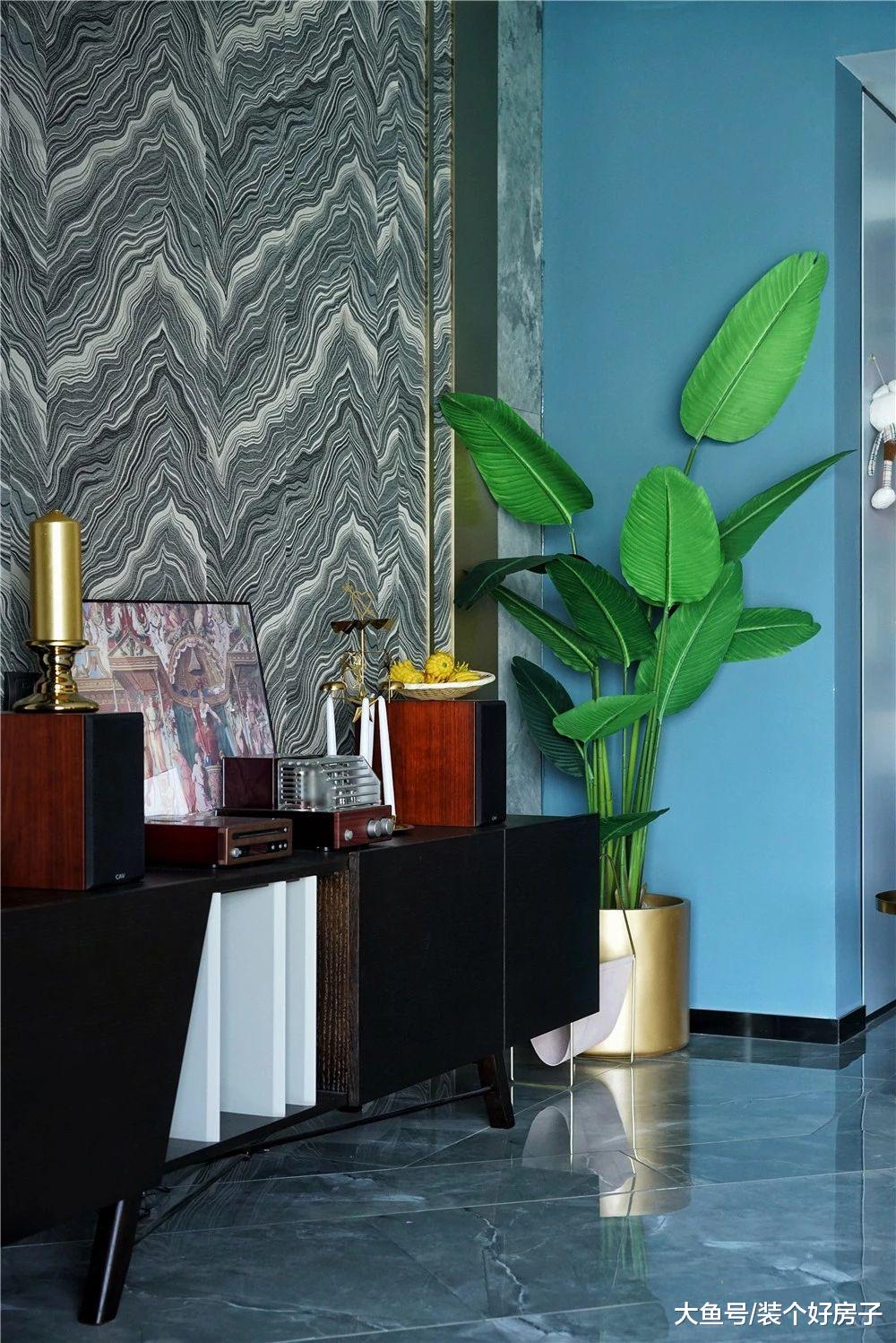 她亲手打造出与井柏然同款的家, 在书墙里藏下卧室和书房!