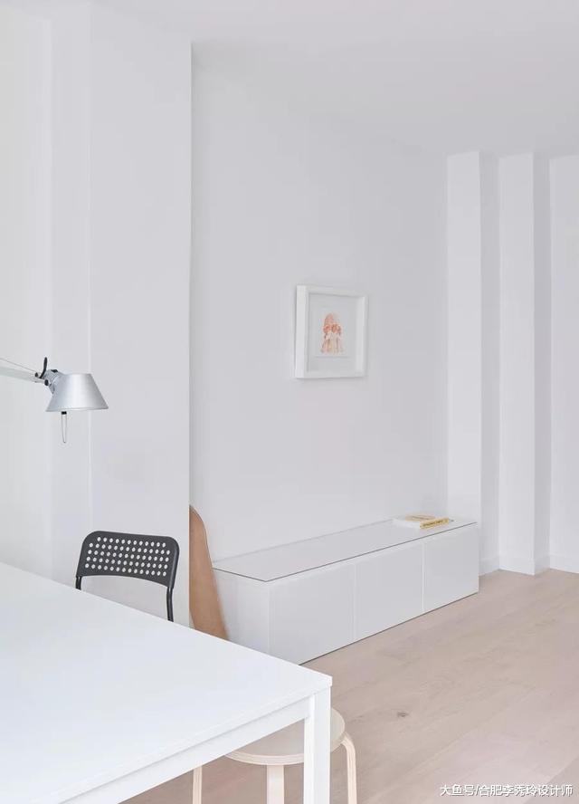 只是个带阳台的房间，改造成一套30㎡单身公寓，沙发背景墙是床