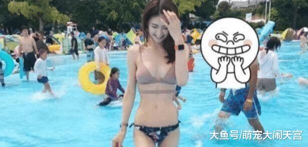 抖音“性感辣妈”陪女儿玩水，大叔突然从后面乱入，眼神实在太抢镜