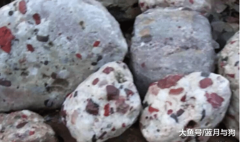 女子发现河边有几块七彩石，拿回家中之后，父亲不淡定啦