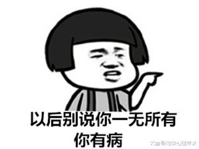 一只橘猫蹲坐在地上，主人还没来得及凑上前，喵：我想静静