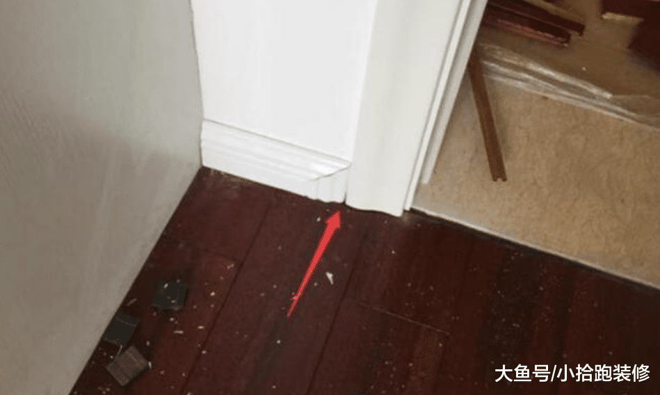 安裝踢腳線時，才發現尺寸弄錯了，不過師傅的處理方法真好