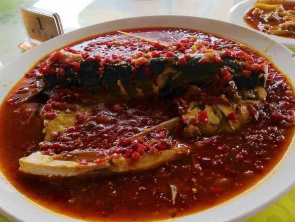 天价剁椒鱼头588？顾客一怒之下曝光店铺，网友：没钱别装大款