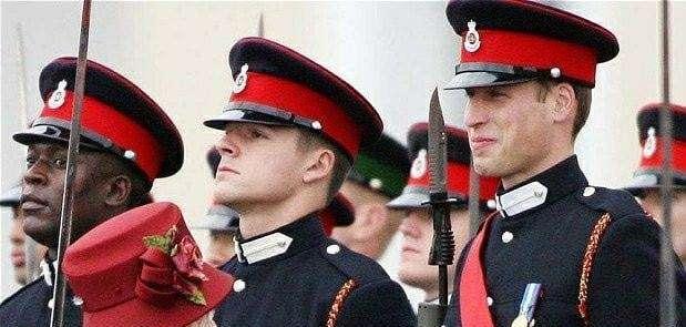 哈里王子从小皮到大，女王阅兵也敢笑，还把威廉王子带跑偏了