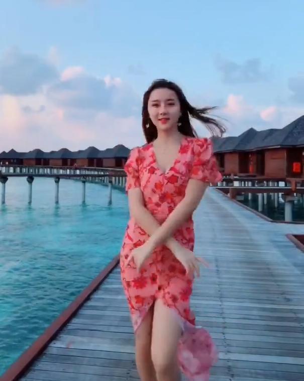 海边的清新美女, 淡雅妆饰, 外表光鲜亮丽