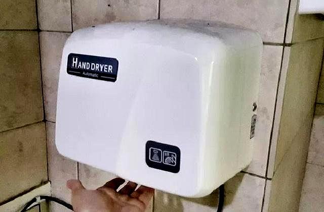 人流量大的公共厕所里只有坐便，你用吗？