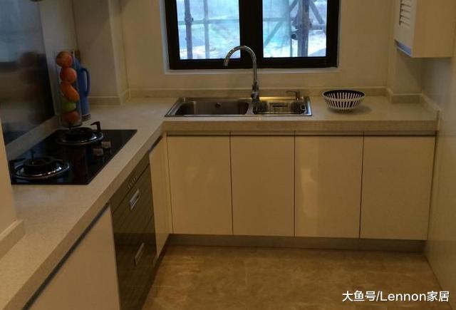 厨房装修，橱柜台面用哪种材料好？听行人一说，懊悔没早知