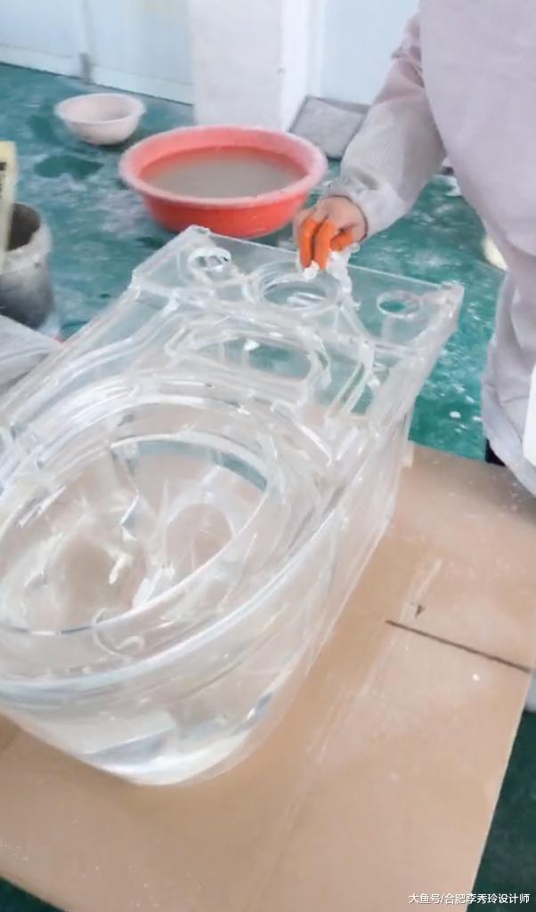 家里装个透明玻璃马桶, 管道疏通方便, 时尚新颖, 朋友都夸档次高!