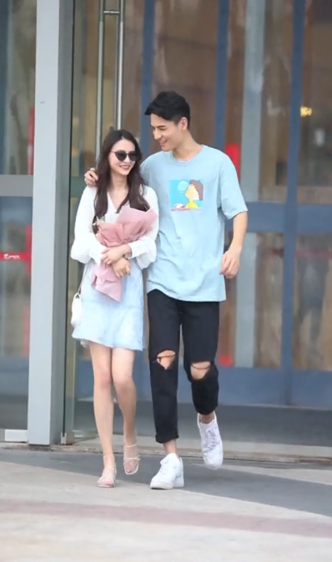 很羡慕你有这么漂亮的女朋友，不过你最后的眼神是看见她前男友了吗？