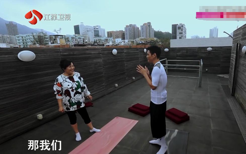 娛樂圈大佬向太官宣向佐戀情，曝光香港豪宅，室內奢華還有超大天臺