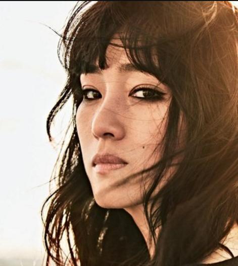 巩俐与女排队员合影站C位，因中国国籍引争议，惠若琪被打马赛克