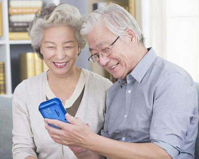 解决空巢老人的孤独，请学会给爸妈挑选一台好的收音机