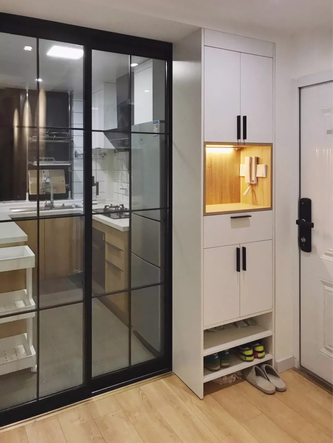 你也想把自家变成网红的样子吗？那么可不能少了黑框玻璃门