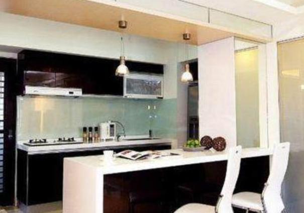 ?参观那英住的豪宅，户外都是草坪环绕，独栋楼房真霸气