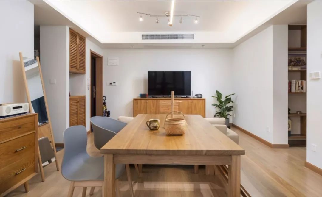 简单刷漆的电视墙，搭配精致软装，算不上高档，却也很大方！