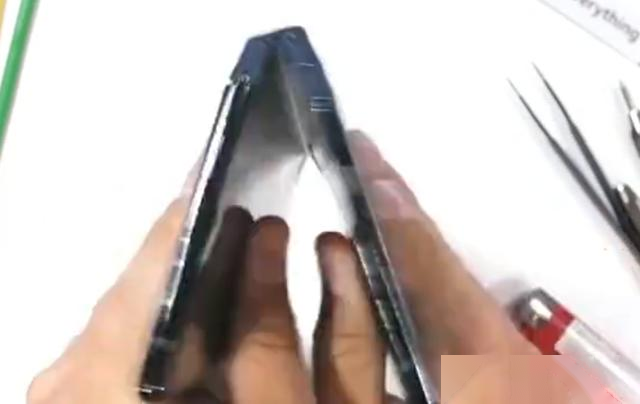 如果你的折叠手机被暴力反折，这就是后果