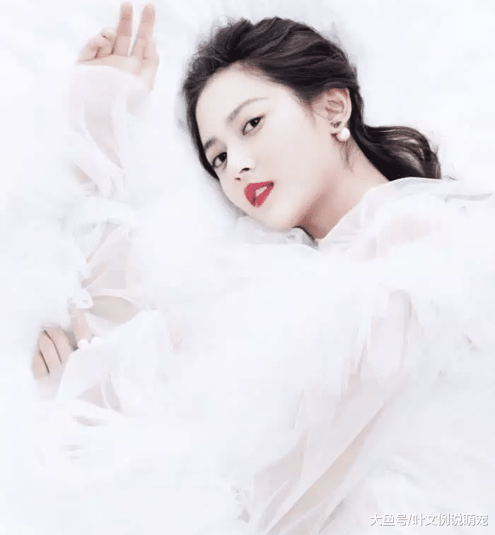 难怪陈钰琪不爱穿裙子，看到她的坐姿后，网友：瞬间明白