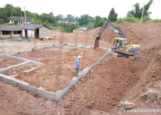 和姐姐商量一人拿24万回农村替父母建房养老, 姐夫反对无效生闷气