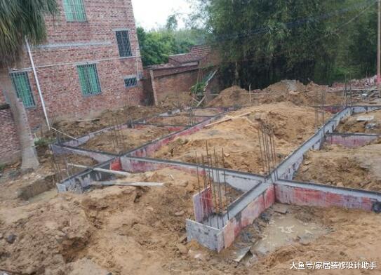 花了22万回村建房随心意，一二层大门宽高不一致被邻居怼不对称