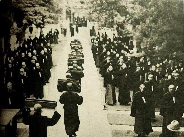 1938年日寇祭拜北平孔庙老照片，日本人为何唯独不敢动孔庙