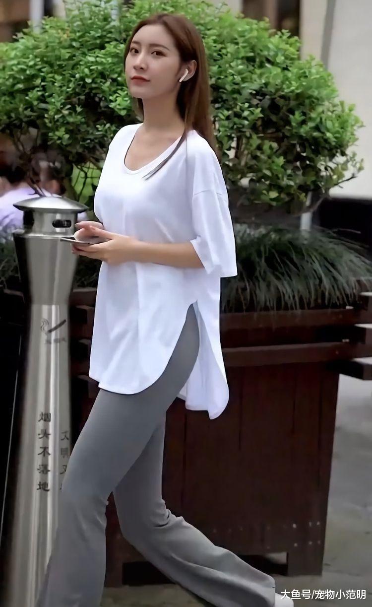 美女这穿着不知道是出来买菜的还是逛街的呀，这套睡衣似的跟脸完全不搭呀！