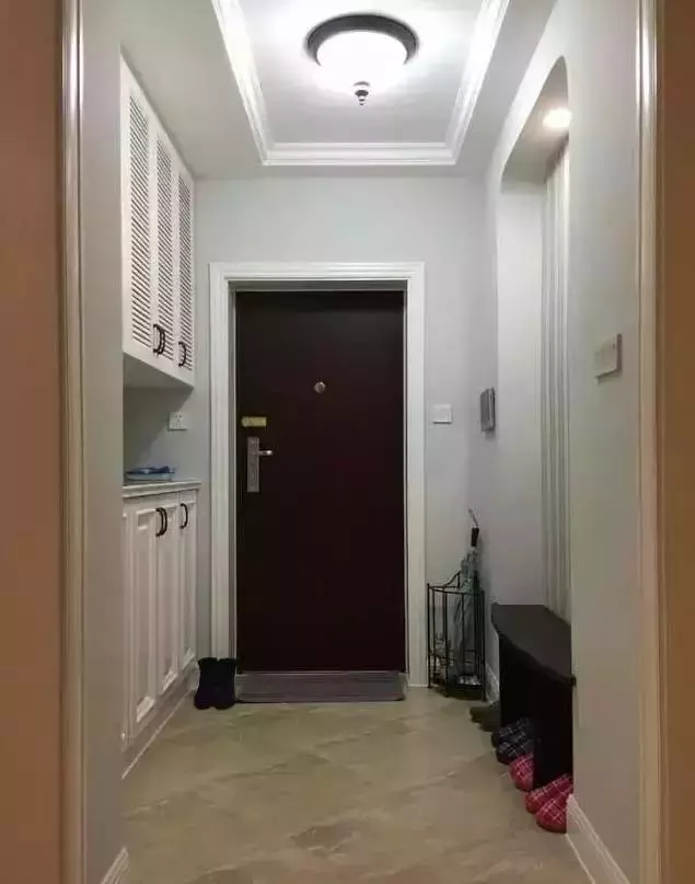 把玄关鞋柜做成入墙式，好看实用还不占地！