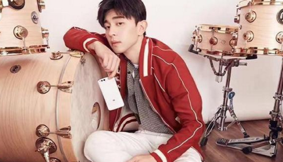 带你看看邓伦住的豪宅，家里超多健身器材，看来平时没少锻炼