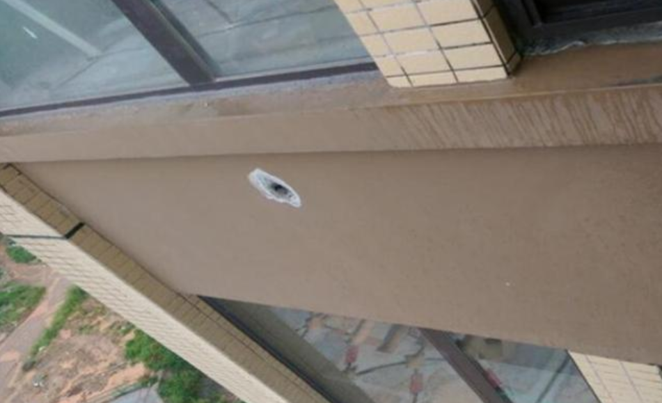 花350块修补空调洞，邻居却说他只要100块，最后我很感谢他