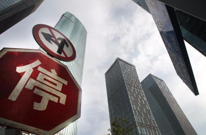 楼市全面下跌正铺开，降价15％卖掉6套房，业主不敢再炒房！