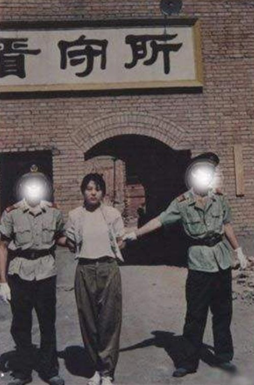 19岁少女被枪毙前突然张开嘴，旁人心生疑惑，行刑士兵却明白