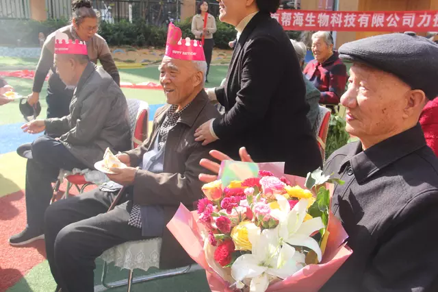 “出彩中原 华远送暖”为老人送温暖活动在郑州启动