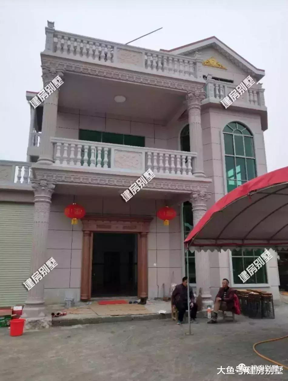 兩棟完工的農村別墅對比照，村里人都夸建的好