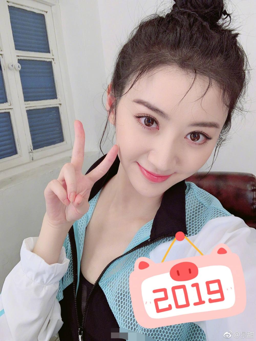 景甜晒同学聚会照, 没化妆网友直呼认不出, 和佟丽娅竟是同学