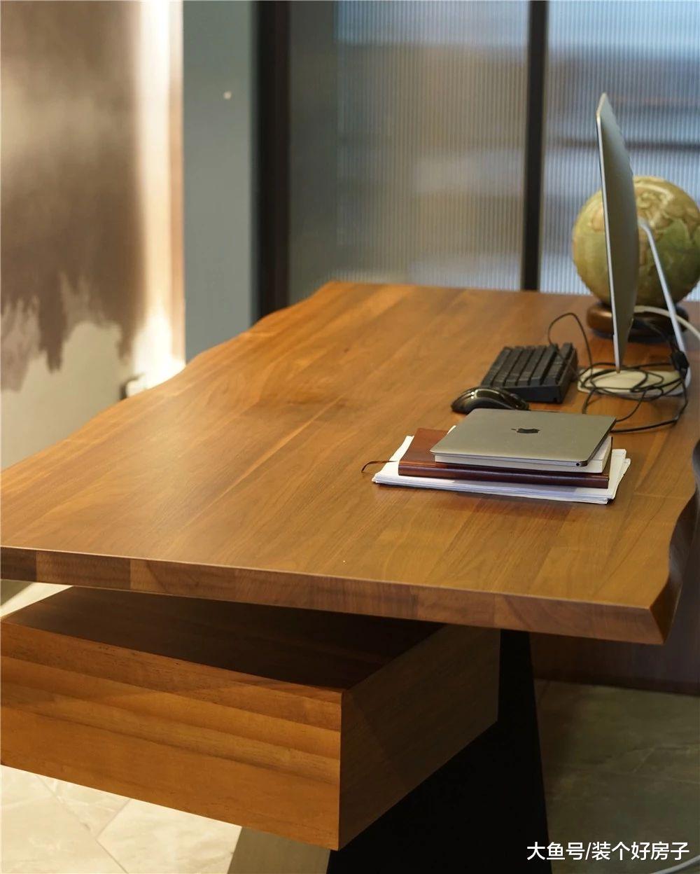 她亲手打造出与井柏然同款的家, 在书墙里藏下卧室和书房!