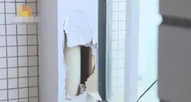 170万买“法拍房”，验房时傻眼，女子找媒体曝光：根本没法住人