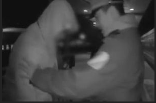 男子当众自慰，被捕时称我只是和自己玩！