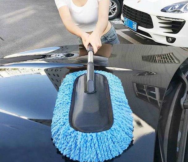 在广东高速服务区，发现一女车主的“车贴”我的天，真是太有才