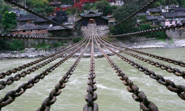 飞夺泸定桥，敌人为何只拆木板没弄断锁链？老兵：没你想象中简单