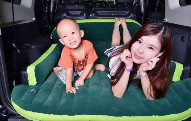 春節收假回家高速堵車，看到一女司機這樣上廁所，高級還不尷尬