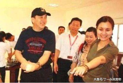 先看郭德纲的老婆，再看冯巩的老婆，没有对比就没有伤害