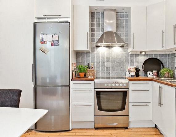 房子面积再怎么不够，冰箱也不能这样安装，不然没住半年就容易坏