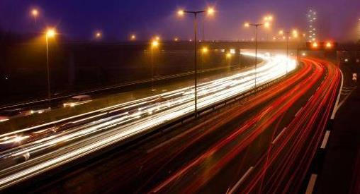 老司机总结的夜晚跑高速的几个小技巧，车主们花点时间了解一下！